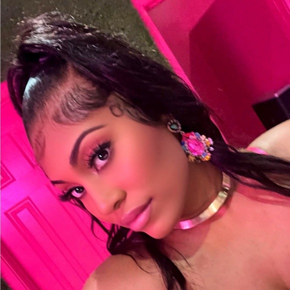 Meet your Posher, Dominique - Picture 1 of 1